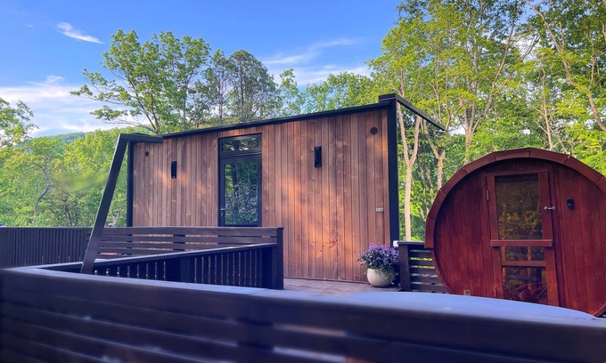 Clarkesville House | Mirror Häus in mountains! Ice bath, sauna, cedar tub, & large outdoor living.
