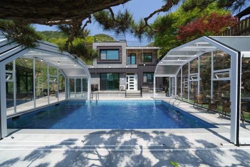 Miryang House | Miryang Pine Tree Pool Villa Pension
