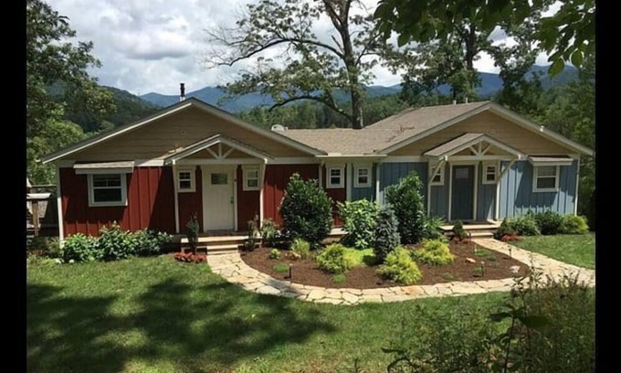 Weaverville House | Misty Mtn Cabin with Hot Tub Mountain Views