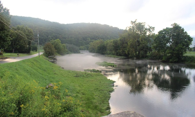 Elizabethton House | Misty Waters Getaway. Watauga River/Lake