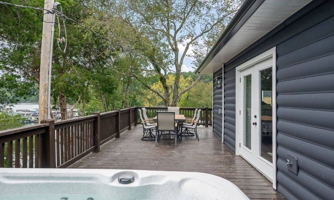 Allons Cabin | Mitchell Creek Marina Villa 2