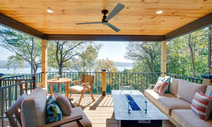 Groveoak Cabin | Moana-Themed Luxury Cabin with Lake Views, Hot Tub & Festive Decor