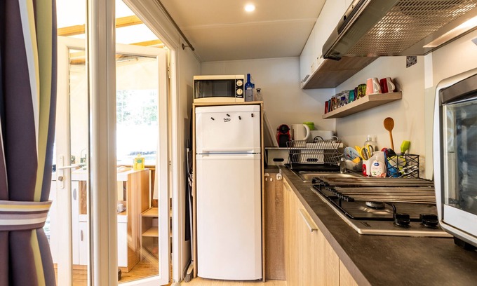 Andernos-les-Bains RV Rental | Mobile Home 'Bungalow Grand Confort' with Shared Pool, Private Terrace and Air Conditioning
