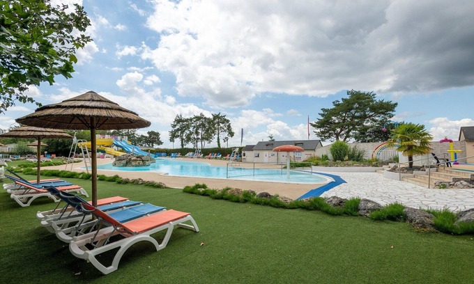 Veuzain-sur-Loire House | Mobile Home in Loire with Pool
