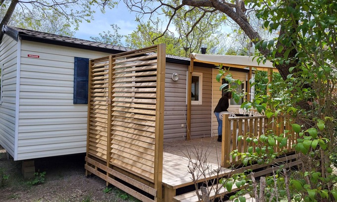 La Roque-d'Antheron RV Rental | Mobile Home 'Le 147 Aux Iscles' with Shared Pool, Private Terrace, and Air Conditioning