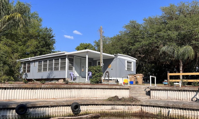 Plymouth House | Mobile Home with canal frontage and access to Harris Chain of Lakes