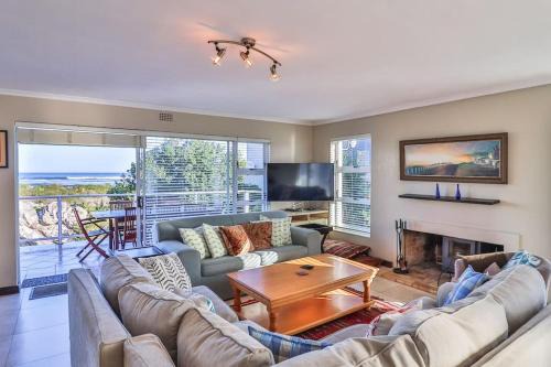 Betty's Bay House | Mocha Bay House by the Sea