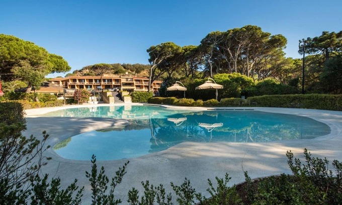 Roccamare Apartment | Modernes Studio mit gemeinschaftlichen Pool