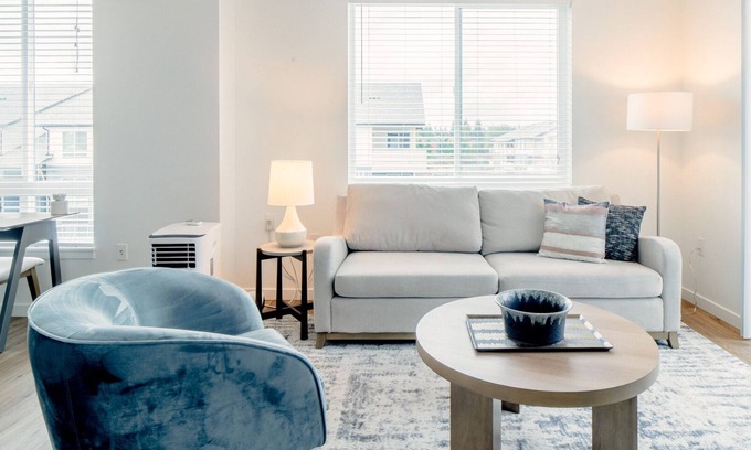 Silver Lake Apartment | Modern Apartment in Prime Location (ID5770X40)