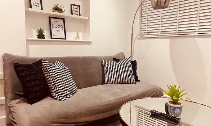 Tower Hamlets Apartment | Modern 1 Bed flat in the heart of Hackney with free Parking