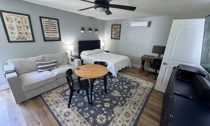 Houston House | Modern 1 Bed Private Guesthouse, close to IAH