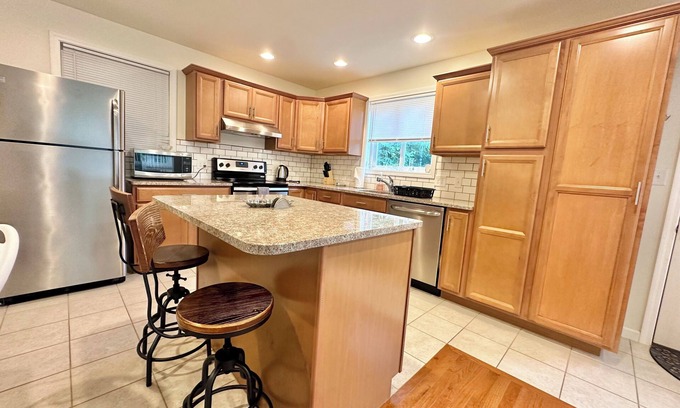 Danville Apartment | Modern 1-bedroom apartment in amazing Danville with garage, AC, WiFi