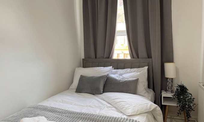 Barry Apartment | Modern 1 Bedroom Flat/Apartment in the heart of Barry, Flat 2