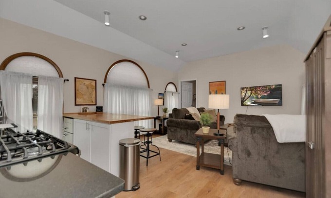 Bay View House | Modern 1 Bedroom Unit Near Central Bay View MKE