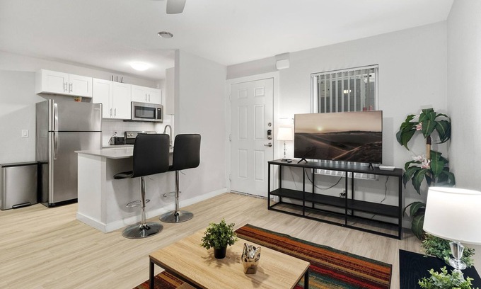 Hyde Park Apartment | Modern 1BR Near UT Hyde Park Evonify
