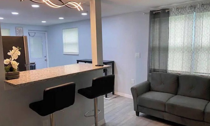 Parrish House | Modern 2/1 Sleeps 6 Quiet Dead End St 1/2 Acre Wow
