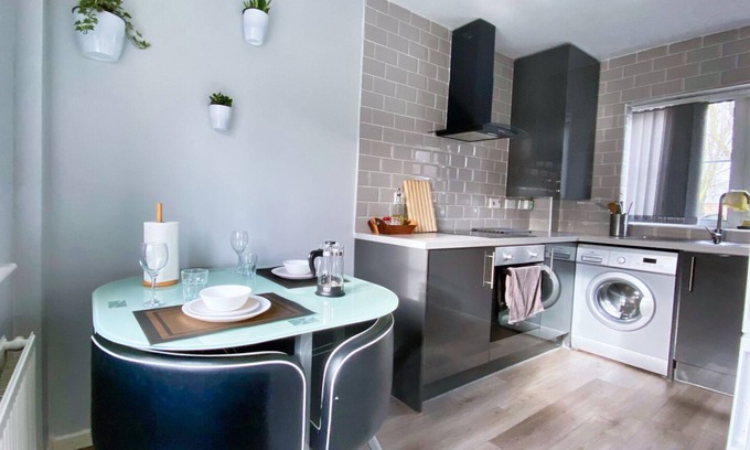 Chorlton-on-Medlock House | Modern 2 bdr Home, Spacious Garden, City Center, Free Parking NETFLIX