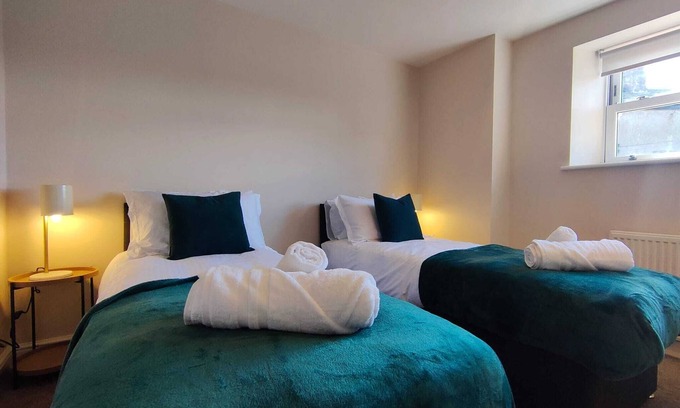 Ogden Apartment | Modern 2-Bed Apartment , Heart of Queensbury. Great Walks Nearby!