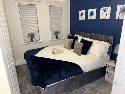 Rushmoor District Apartment | Modern 2 Bed Apartment - Blue Madison