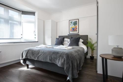 Camden Town with Primrose Hill Apartment | Modern 2 Bed Apartment in Prime Camden Sleeps 6