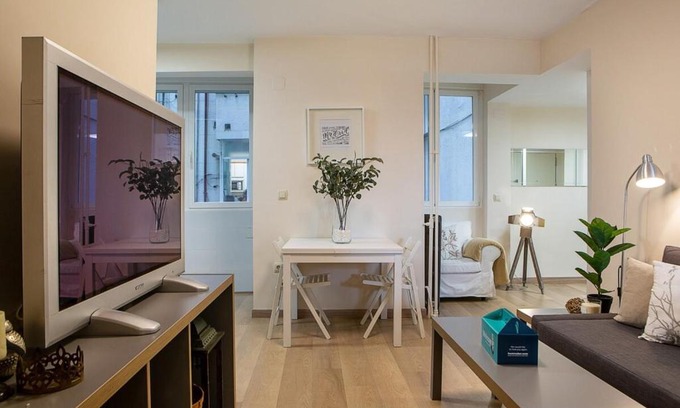 Ciudad Lineal Apartment | Modern 2 Bed Apartment near Las Ventas