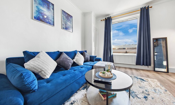 Walworth Apartment | Modern 2-Bed Apartment Sleeps 7