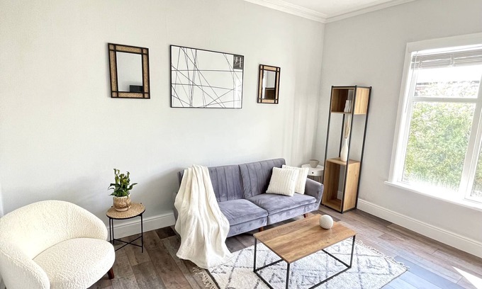 Moseley Apartment | MODERN 2-bed Flat in Moseley: free wifi.