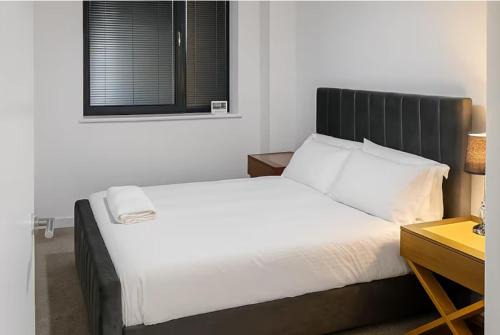 Basildon Apartment | Modern 2 Bed Flat with parking Next to Basildon Station