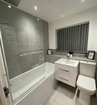Cannock House | Modern 2 bed house Cannock Driveway for 2 vehicles Perfect for contractors Business Travellers Short Stays Close to M6 M54 i54 A5 A38 McArthur Glen Designer Outlet