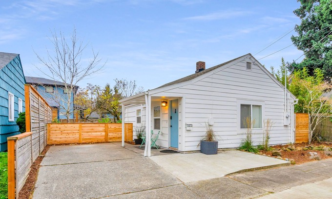 Creston - Kenilworth House | Modern 2 bed + office Home, Fenced Yard, Pet Friendly
