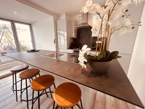 South Hampstead Apartment | Modern 2-Bed Penthouse on Iconic Abbey Road & Large Terrace