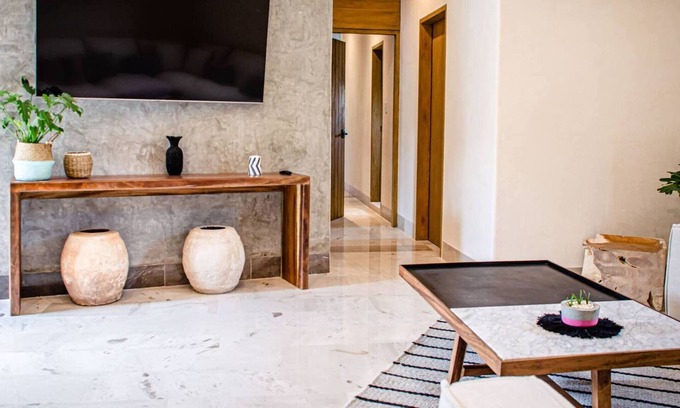 12th Street Apartment | Modern 2 Bedrooms Apartment Steps From The Beach