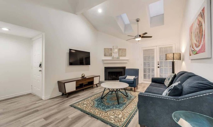 Vickery Meadow Apartment | Modern 2-Bedroom, 2-Bath Apartment In Dallas
