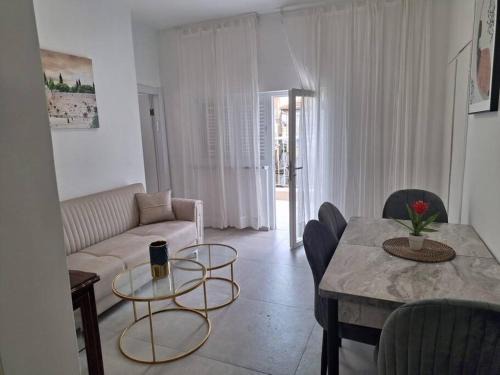 Nachlaot Apartment | Modern 2 bedroom Apartment with Private Balcony