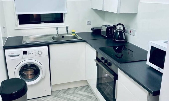 East End Apartment | Modern 2 Bedroom Apartment With Free Parking