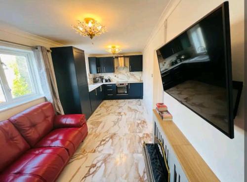 Dover Apartment | Modern 2 bedroom flat by Dover Port, Castle& Sea!