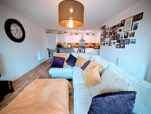 Walton-on-Thames Apartment | Modern 2 bedroom Flat with Parking Balcony and WiFi