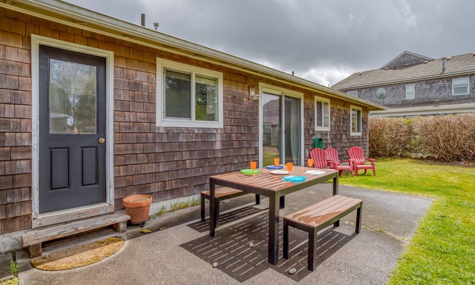 Gearhart House | Modern 2 Bedroom in Heart of Downtown Gearhart, Two Blocks from Beach!
