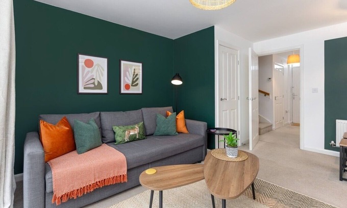 Kirkdale House | Modern 2 Bedroom Townhouse | Private Parking