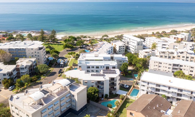 Shelly Beach Apartment | Modern 2 BR Beachside Apartment - Kings Beach QLD