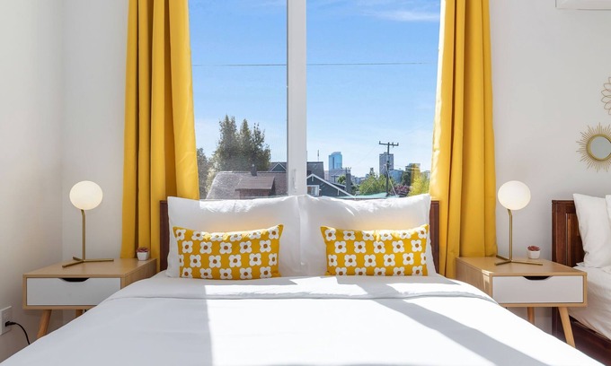 Squire Park House | Modern 2B2B w/Rooftop Walk to CapHill 6 Guests
