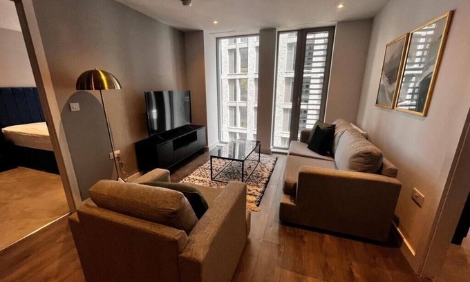 Manchester Apartment | Modern 2BR flat with Gym & Viewsn5 mins walk to Manchester City center
