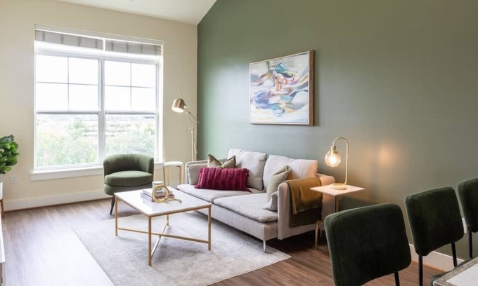 Eisenhower East Apartment | Modern 2BR Loft Style By Old Town Free Parking