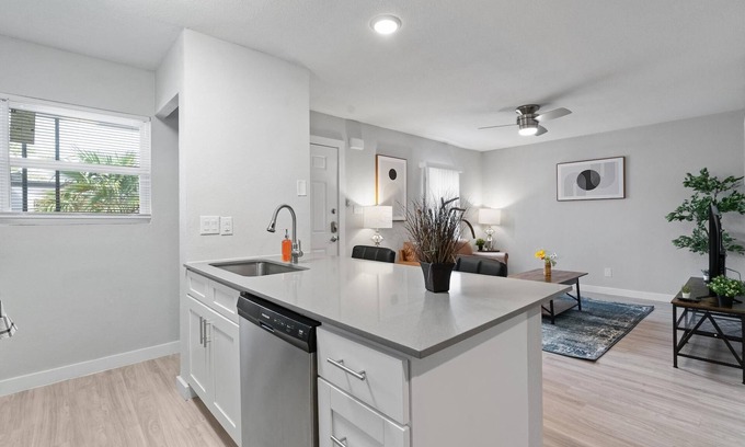 Hyde Park Apartment | Modern 2BR Near UT Hyde Park Evonify