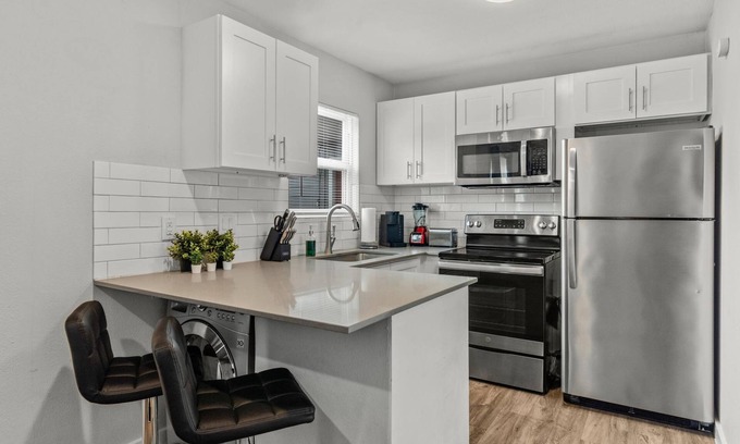 North University Apartment | Modern 2BR Near UT Hyde Park Evonify