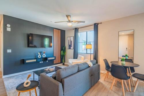 Orange Heights Apartment | Modern 2BR Uptown Biltmore Gym Pool Parking WD