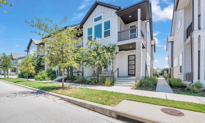 Mueller House | Modern 3 Bed/2.5 Bath Townhome in Trendy Mueller – Walk to Parks, Shops & Dining