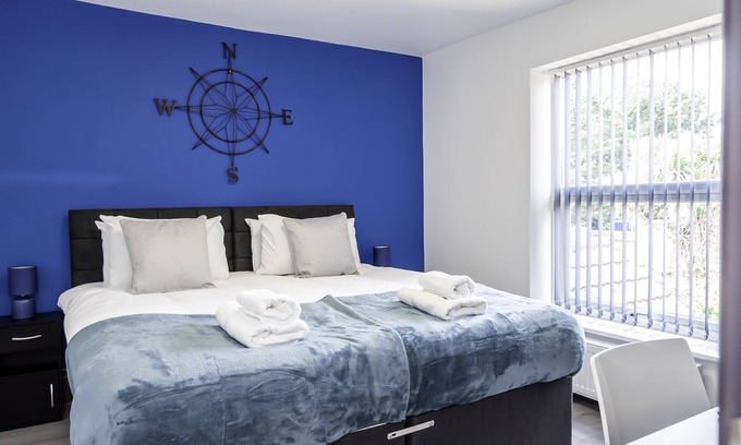 Southampton House | Modern 3-Bed, 3-Bath House | Sleeps 10 | Free Parking Newly refurbished home just off the M27. 10 mins to City Centre, Hospital & Airport. Ideal for families, contractors & groups.