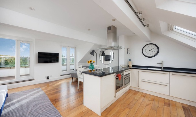 Plymouth Apartment | Modern 3 Bed Apartment - Parking