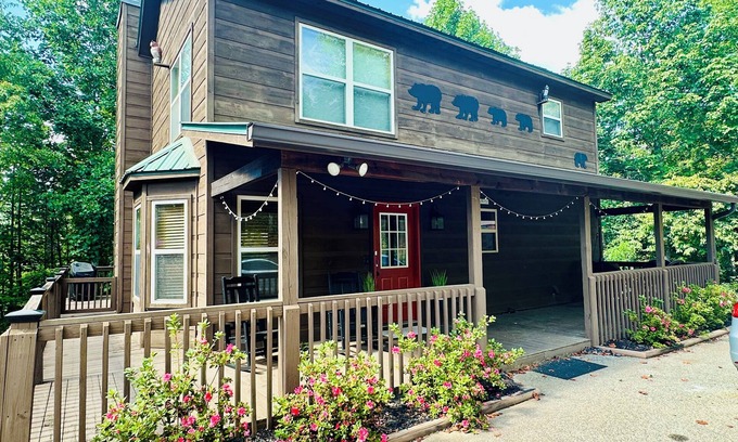 Blairsville Cabin | Modern 3 bed cabin - ping pong, fire pit, Mountain View - 4 miles to downtown